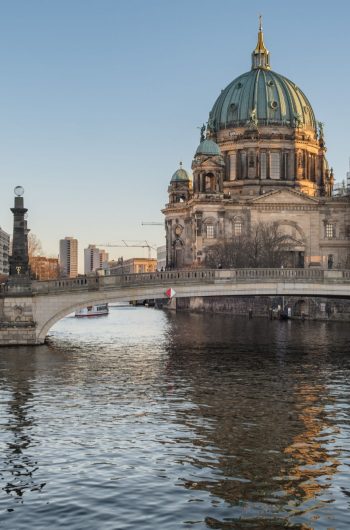 Widok katedry w Berlinie oraz rzeki Sprewa