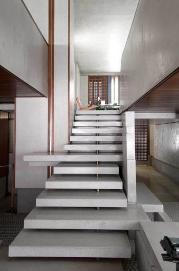 schody z kamienia wewnętrzne prowadzące na piętro domu jednorodzinnego