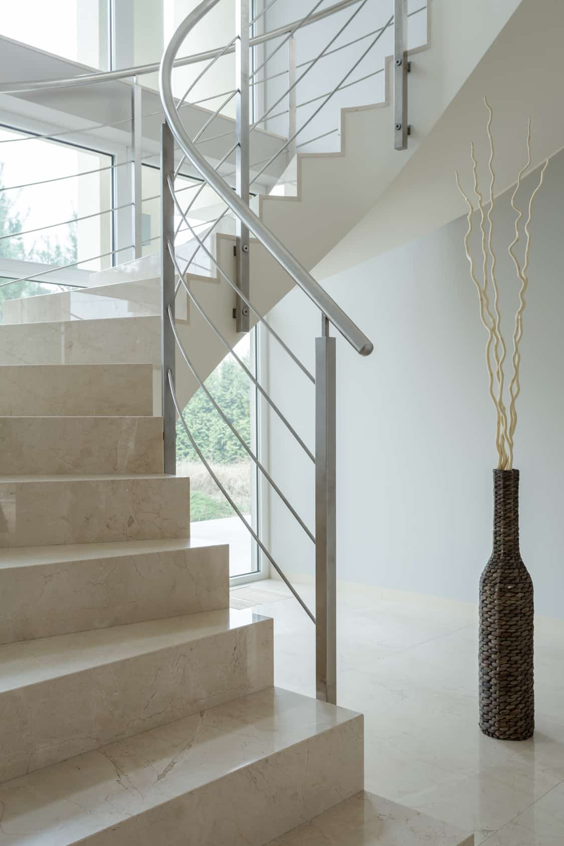 schody z marmuru w kolorze białym prowadzące na piętro domu jednorodzinnego