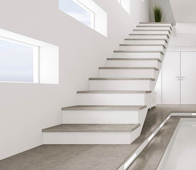schody ze spieku kwarcowego w kolorze białym prowadzące na górę posesji