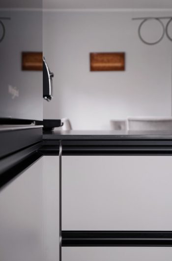 Blat kuchenny wykonany ze spieku kwarcowego Marazzi ,,Grigio Camico'' satyna.