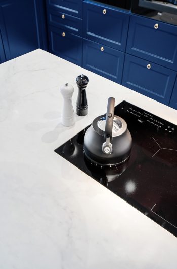 Blat wykonany ze spieku kwarcowego Marazzi ''Statuario'' lux.
