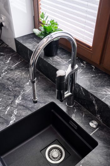 Marazzi spiek kwarcowy ,,Grigio Camico'' satyna, zlew podwieszany.