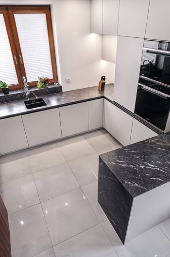 Spiek kwarcowy Marazzi ,,Grigio Camico'' kuchnia.