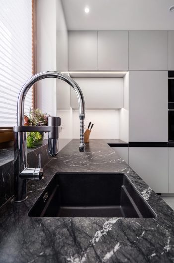 Spiek kwarcowy Marazzi ,,Grigio Camico'' podwieszany zlew.