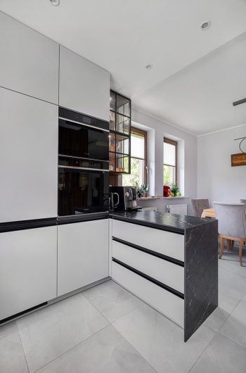 Szafki w kuchni, a blat ze spieku kwarcowego Marazzi ,,Grigio Camico''.