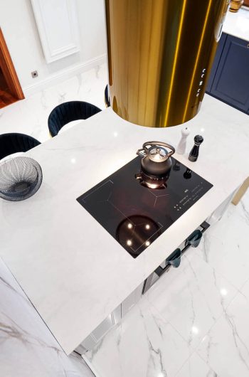 Nowoczesna wyspa wykonana ze spieku kwarcowego Marazzi ''Statuario'' lux.
