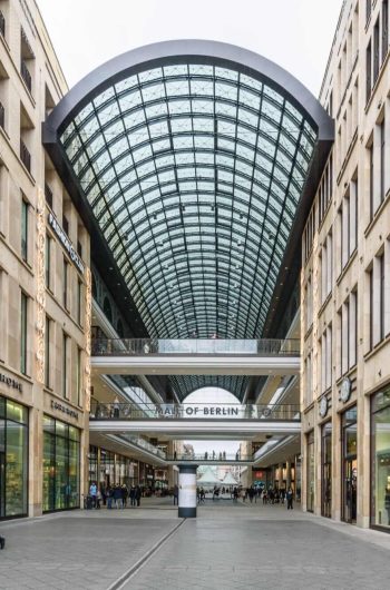 Na zdjęciu widzimy nowoczesne centrum handlowe 