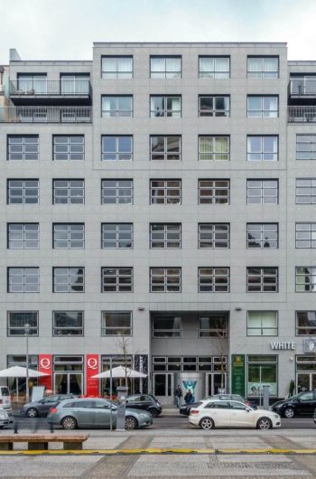 Na zdjęciu widzimy nowoczesny kompleks budynków mieszkalno-użytkowych zlokalizowany w Berlinie, ul. Markgrafenstr. 35. Fotografia została wykonana z poziomu ulicy, w kierunku fasady trzech połączonych, ale wyraźnie odmiennych stylistycznie budynków.