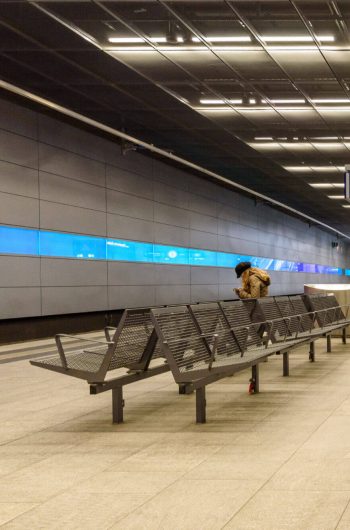 Peron i posadzka na stacji metra U Bahn w Lipsku wykonana z kamienia naturalnego. Na środku krzesełka dla podróżujących.