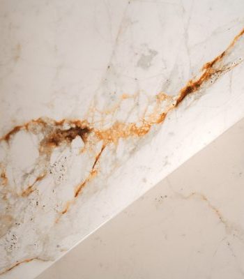 Blat wykonany ze spieku kwarcowego Neolith Abu Dhabi White.