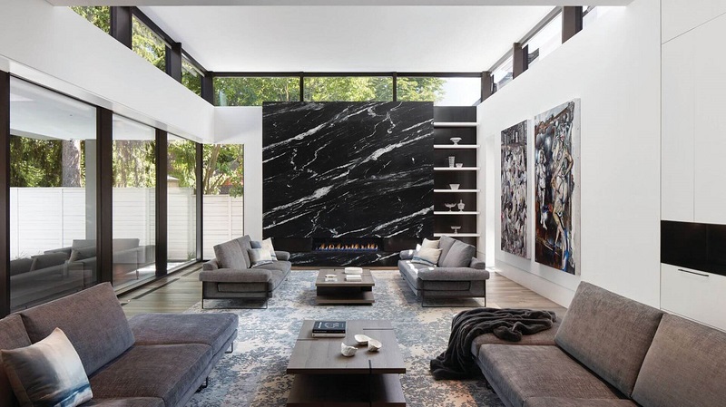 ściany w salonie z kamieniem naturalnym w kolorze czarnym