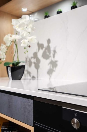 Konglomerat kwarcowy ''Calacatta Gold'' marki Silestone.