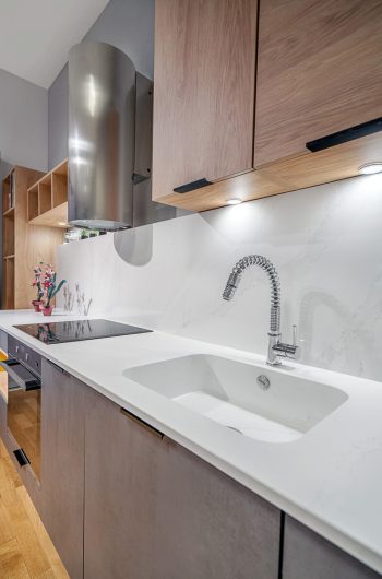 Realizacja konglomerat kwarcowy Warszawa ściana zlew i blat z jasnego konglomeratu kwarcowego