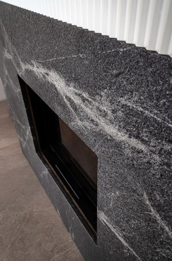 Granit jurassic grey ściana kominku.