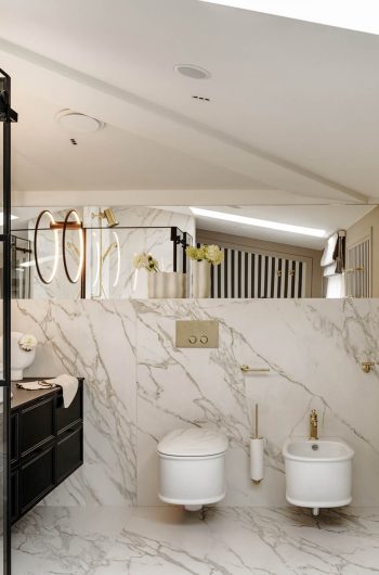 Spiek kwarcowy Marazzi Caparia Lux Gris i Neolith Calacatta Silk - jasna łazienka