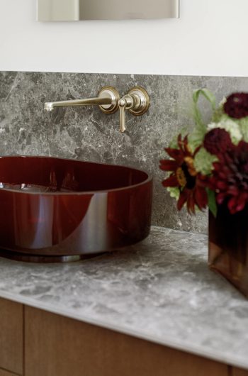 Spiek kwarcowy Marazzi Caparia Lux Gris - zlew w łazience